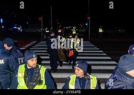 Mehrere Stunden Blockade einer der wichtigsten Straßen Warschaus durch die letzte Generation. Die Polizei entfernt Leute, die die Straße blockieren. Warschau Polen Copyright: XMikolajxJaneczekx Stockfoto