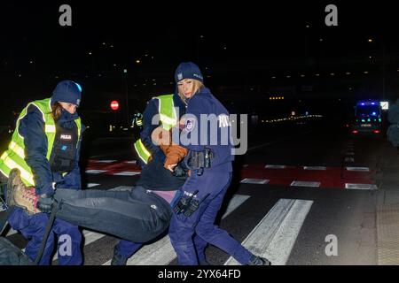 Mehrere Stunden Blockade einer der wichtigsten Straßen Warschaus durch die letzte Generation. Letzte Generation Aktivist Carry Off the Street von Polizisten Warschau Polen Copyright: XMikolajxJaneczekx Stockfoto