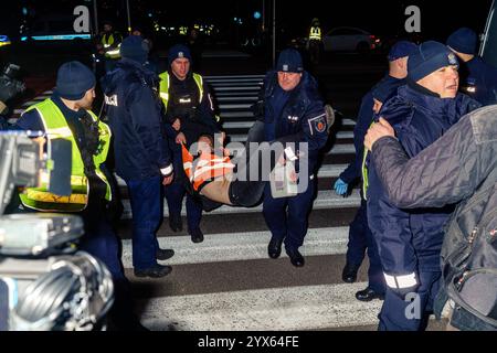 Mehrere Stunden Blockade einer der wichtigsten Straßen Warschaus durch die letzte Generation. Die Polizei entfernt Leute, die die Straße blockieren. Warschau Polen Copyright: XMikolajxJaneczekx Stockfoto