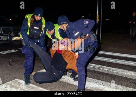 Mehrere Stunden Blockade einer der wichtigsten Straßen Warschaus durch die letzte Generation. Letzte Generation Aktivist Carry Off the Street von Polizisten Warschau Polen Copyright: XMikolajxJaneczekx Stockfoto