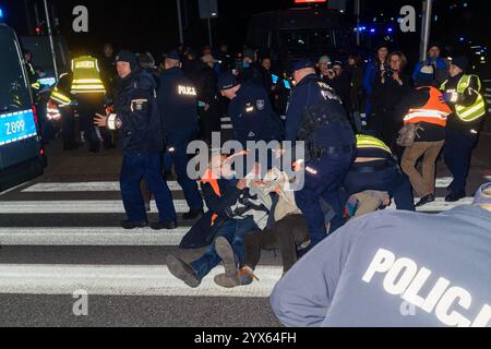 Mehrere Stunden Blockade einer der wichtigsten Straßen Warschaus durch die letzte Generation. Die Polizei entfernt Leute, die die Straße blockieren. Warschau Polen Copyright: XMikolajxJaneczekx Stockfoto