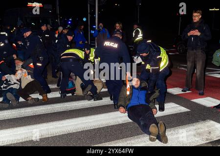 Mehrere Stunden Blockade einer der wichtigsten Straßen Warschaus durch die letzte Generation. Die Polizei entfernt Leute, die die Straße blockieren. Warschau Polen Copyright: XMikolajxJaneczekx Stockfoto