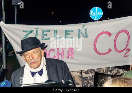 Mehrere Stunden Blockade einer der wichtigsten Straßen Warschaus durch die letzte Generation. Der rechtsextreme Populist Janusz Korwin Mikke versucht, einen Medienauftritt zu machen, indem er die Popularität von Umweltschützern ausnutzt. Auf dem Banner schreiben Sie Green Loves co2. Warschau Polen Copyright: XMikolajxJaneczekx Stockfoto