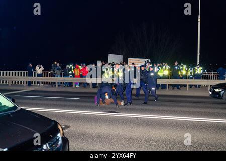 Mehrere Stunden Blockade einer der wichtigsten Straßen Warschaus durch die letzte Generation. Die Polizei entfernt Leute, die die Straße blockieren. Warschau Polen Copyright: XMikolajxJaneczekx Stockfoto
