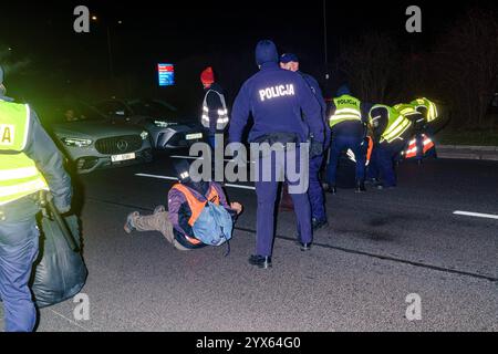 Mehrere Stunden Blockade einer der wichtigsten Straßen Warschaus durch die letzte Generation. Die Polizei entfernt Leute, die die Straße blockieren. Warschau Polen Copyright: XMikolajxJaneczekx Stockfoto