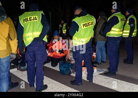 Mehrere Stunden Blockade einer der wichtigsten Straßen Warschaus durch die letzte Generation. Leute, die die Straße blockieren, umgeben von einem Band von Polizisten. Warschau Polen Copyright: XMikolajxJaneczekx Stockfoto