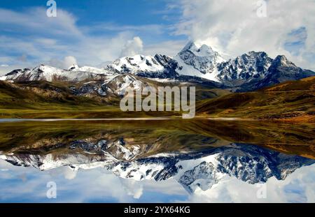 Majestätische Reflexionen von Huayna Potosi, einem atemberaubenden Gipfel in der Cordillera Real der bolivianischen Anden, erhebt sich auf beeindruckenden 6.088 Metern. Stockfoto