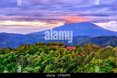 Blick auf den Vulkan Mombacho bei Sonnenuntergang von Catarina im Departement Masaya in Nicaragua, Mittelamerika Stockfoto