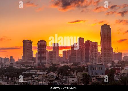 Aus der Vogelperspektive auf den Sonnenaufgang am frühen Morgen mit farbenfrohem Himmel über Tel Aviv Yafo in Israel Stockfoto