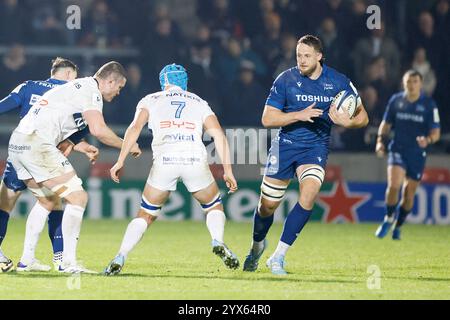 Dezember 2024; Salford Community Stadium, Salford, Lancashire, England; Investec Champions Cup Rugby, Sale Sharks versus Racing 92; Jonny Hill of Sale Sharks mit dem Ball Stockfoto