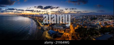Aus der Vogelperspektive auf den Sonnenaufgang am frühen Morgen mit farbenfrohem Himmel über Tel Aviv Yafo in Israel Stockfoto