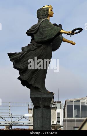 Die Statue der Sveta Sofia ( Hl. Sophia ) auf dem Nedelya-Platz in Sofia, Bulgarien, die die Statue von Wladimir Ilich Lenin ersetzte. Stockfoto