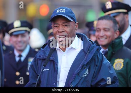 NEW YORK, NEW YORK - 13. DEZEMBER: Bürgermeister Eric Adams, zusammen mit dem Staatsanwalt von Manhattan Alvin Bragg und Würdenträgern, feiert den Erfolg der „Midtown Improvement Coalition“ von NYPD Community Link während einer Presseveranstaltung am Freitag, den 13. Dezember 2024 im Times Square, Manhattan. Die Initiative konzentriert sich auf die Verbesserung der öffentlichen Sicherheit und Lebensqualität in Midtown Manhattan. (Foto: Luiz Rampelotto/EuropaNewswire). Stockfoto