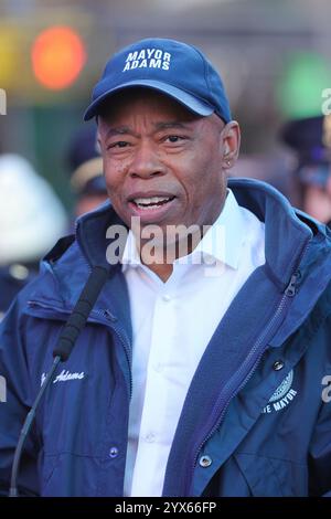 Times Square, Manhattan. Dezember 2024. NEW YORK, NEW YORK - 13. DEZEMBER: Bürgermeister Eric Adams, zusammen mit dem Staatsanwalt des Bezirks Manhattan Alvin Bragg und Würdenträgern, feiert den Erfolg der NYPD Community Links „Midtown Improvement Coalition während einer Presseveranstaltung im Times Square, Manhattan, am Freitag, den 13. Dezember 2024. Die Initiative konzentriert sich auf die Verbesserung der öffentlichen Sicherheit und Lebensqualität in Midtown Manhattan. (Quelle: Luiz Rampelotto/EuropaNewswire)./dpa/Alamy Live News Stockfoto
