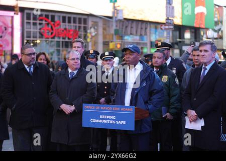 Times Square, Manhattan. Dezember 2024. NEW YORK, NEW YORK - 13. DEZEMBER: Bürgermeister Eric Adams, zusammen mit dem Staatsanwalt des Bezirks Manhattan Alvin Bragg und Würdenträgern, feiert den Erfolg der NYPD Community Links „Midtown Improvement Coalition während einer Presseveranstaltung im Times Square, Manhattan, am Freitag, den 13. Dezember 2024. Die Initiative konzentriert sich auf die Verbesserung der öffentlichen Sicherheit und Lebensqualität in Midtown Manhattan. (Quelle: Luiz Rampelotto/EuropaNewswire)./dpa/Alamy Live News Stockfoto