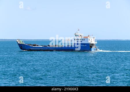 K'gari Fraser Island, Australien - 15. September 2024: Fähre auf Fraser Island, Transport im Personenwagen zum beliebten Reiseziel Stockfoto