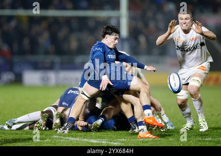 Dezember 2024; Salford Community Stadium, Salford, Lancashire, England; Investec Champions Cup Rugby, Sale Sharks versus Racing 92; Raffi Quirke von Sale Sharks macht den Ball frei Stockfoto