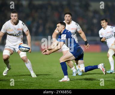 Dezember 2024; Salford Community Stadium, Salford, Lancashire, England; Investec Champions Cup Rugby, Sale Sharks versus Racing 92; George Ford von Sale Sharks gibt den Ball Stockfoto