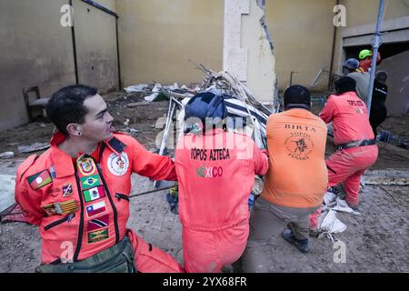 Die „Brigada de Rescate Topos Tlatelolco“ ist ein Rettungsteam, das sich aus Freiwilligen in Gebieten zusammensetzt, die von Naturkatastrophen betroffen sind. Erste-Hilfe-Unfälle Stockfoto