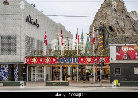 Eingang Tivoli in Kopenhagen in Bernstorffsgade, Dänemark, 10. Dezember 2024 Stockfoto