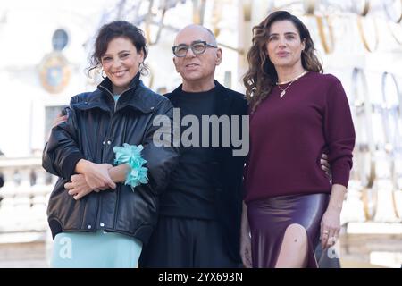 12. Dezember 2024, Rom, Italien: Regisseur Ferzan Ozpetek, Luisa Ranieri und Jasmine Trinca nehmen am Fotoaufruf des Films „Diamanti“ über die Spanische Treppe in Rom Teil (Foto: © Matteo Nardone/Pacific Press via ZUMA Press Wire). Nicht für kommerzielle ZWECKE! Stockfoto