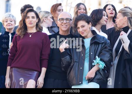 12. Dezember 2024, Rom, Italien: Regisseur Ferzan Ozpetek mit Schauspielerin des Films „Diamanti“ am Fotogespräch über die Spanische Treppe in Rom teilnehmen (Foto: © Matteo Nardone/Pacific Press Via ZUMA Press Wire) NUR REDAKTIONELLE VERWENDUNG! Nicht für kommerzielle ZWECKE! Stockfoto