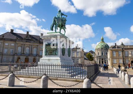 Statue von Frederik V. auf dem Kopfsteinpflasterplatz des Königspalastes Amalienborg in Kopenhagen. Der Palast ist die offizielle Residenz der dänischen Königsfamilie Stockfoto