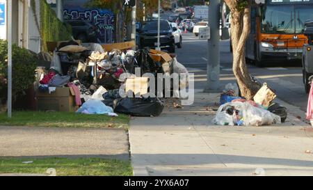 Hollywood, Kalifornien, USA 10. Dezember 2024 Obdachlose Zelte/Campon Gehweg am 10. Dezember 2024 in Hollywood, Kalifornien, USA. Foto: Barry King/Alamy Stock Photo Stockfoto