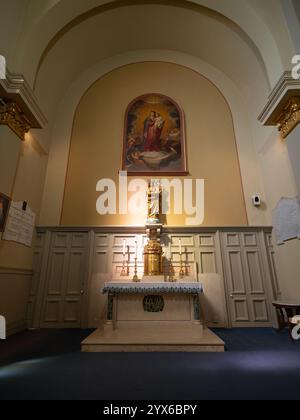 Statue der Jungfrau Maria, die das Jesuskind hält, in einer Kapelle in der Kathedrale von St. Louis, König von Frankreich in New Orleans, Louisiana. Stockfoto