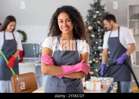 Eine afroamerikanische Hausmeisterin im Amt nach der Neujahrsfeier Stockfoto
