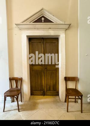 Korcula, Kroatien - 30. Juni 2024: Kirche St. Michael, Tür zu privaten Gebäudeteilen Stockfoto