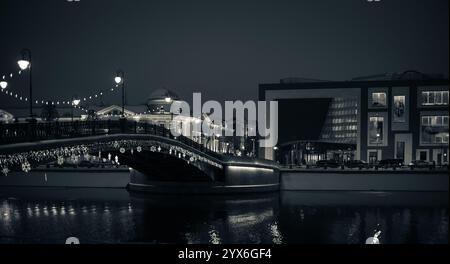 Moskau, Russland - 08. Dezember 2024: Luschkow-Brücke in einer Winternacht, Blick auf das neue Gebäude der Tretjakow-Galerie vom Bolotnaja-Embankment Stockfoto