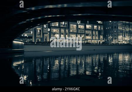 Moskau, Russland - 08. Dezember 2024: Luschkow-Brücke in einer Winternacht, Blick auf das neue Gebäude der Tretjakow-Galerie vom Bolotnaja-Embankment Stockfoto