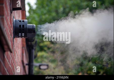 Dampfwolke aus dem Abgas des Brennstoff-Heizungskessels, norfolk, england Stockfoto