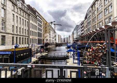 Hamburg, Deutschland - 17. Juni 2024: Blick auf die Hamburger Altstadt auf den Wasserkanal Bleichenfleet und die Fassaden der Häuser der Innenstadt. Stockfoto