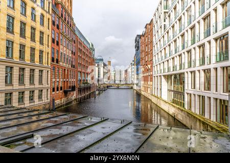 Hamburg, Deutschland - 17. Juni 2024: Blick auf die Hamburger Altstadt auf den Bleichenfleet Wasserkanal mit Brücken und Häusern der Innenstadt. Stockfoto