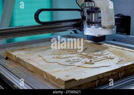 Teakholzschnitzerei einer stilisierten Collage auf einer CNC-Maschine, ein Kopfstück für ein Schiff, Meerestiere Stockfoto