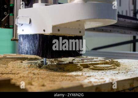 Teakholzschnitzerei einer stilisierten Collage auf einer CNC-Maschine, ein Kopfstück für ein Schiff, Meerestiere Stockfoto