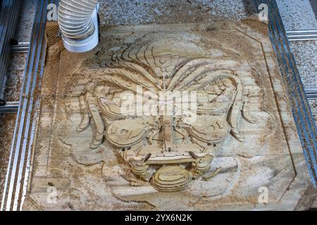 Teakholzschnitzerei einer stilisierten Collage auf einer CNC-Maschine, ein Kopfstück für ein Schiff, Meerestiere Stockfoto