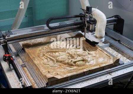 Teakholzschnitzerei einer stilisierten Collage auf einer CNC-Maschine, ein Kopfstück für ein Schiff, Meerestiere Stockfoto