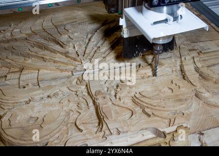 Teakholzschnitzerei einer stilisierten Collage auf einer CNC-Maschine, ein Kopfstück für ein Schiff, Meerestiere Stockfoto