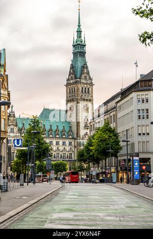 Hamburg, Deutschland - 17. Juni 2024: Haupteinkaufsstraße Monckebergstraße von Hamburg und Hamburger Stadthalle in der Ferne Stockfoto