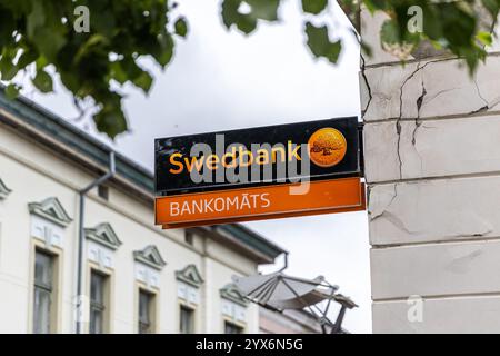 Liepaja, Lettland - 12. Juni 2024: Swedbank-Logo-Schild Eingang im Stadtzentrum von Liepaja Stockfoto