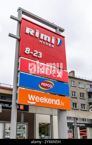 Liepaja, Lettland - 12. Juni 2024: Schild des Rimi Hypermarket Shopping Centers. Rimi Baltic ist ein wichtiger Einzelhandelsunternehmen in den baltischen staaten Stockfoto