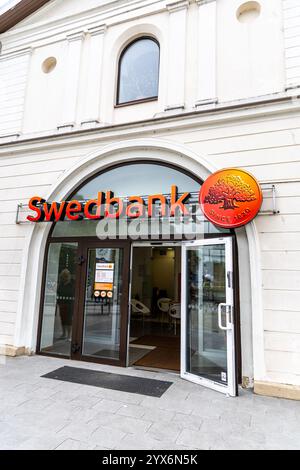 Liepaja, Lettland - 12. Juni 2024: Eingang des Swedbank-Logos im Stadtzentrum von Liepaja Stockfoto