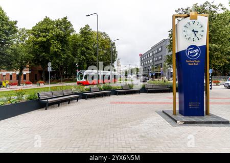 Liepaja, Lettland - 12. Juni 2024: Fazer Uhr und Blick auf die Liela Straße und Straßenbahn in der Altstadt Stockfoto