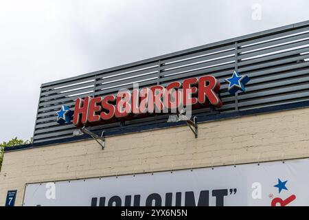 Liepaja, Lettland - 12. Juni 2024: Logo der Hesburger Fast-Food-Kette Stockfoto