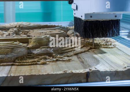 Teakholzschnitzerei einer stilisierten Collage auf einer CNC-Maschine, ein Kopfstück für ein Schiff, Meerestiere Stockfoto