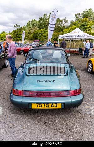 Llandow, Wales - 30. Juni 2024: Klassisch blau gefärbtes Heck des Porsche 911 964 bei einem Oldtimer-Treffen Stockfoto