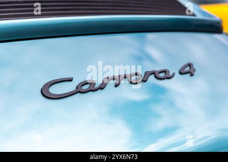 Llandow, Wales - 30. Juni 2024: Porsche 911 Heck-Emblem 964 in klassischer Blau bei einem Oldtimer-Treffen Stockfoto